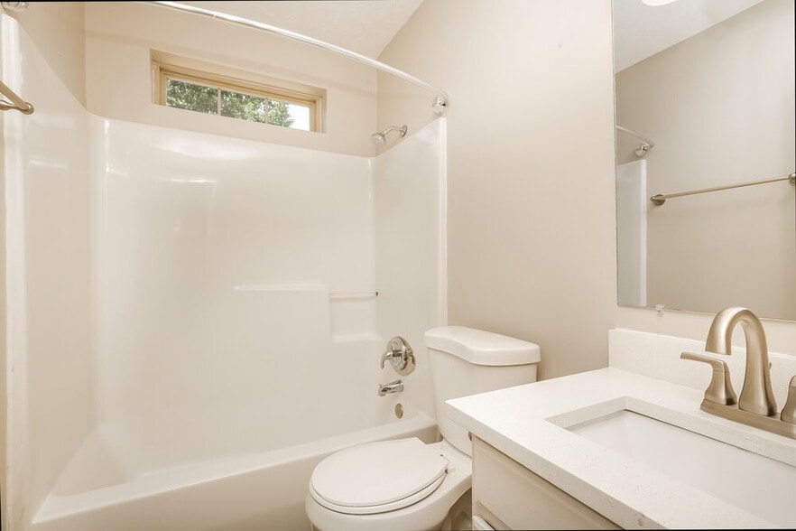 Building Photo - 722 Lou Gehrig Cir