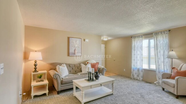 Building Photo - 3 Bed, 2 Bath Townhome