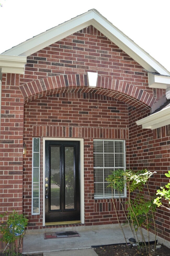 Building Photo - 2407 Pine Shadows Dr