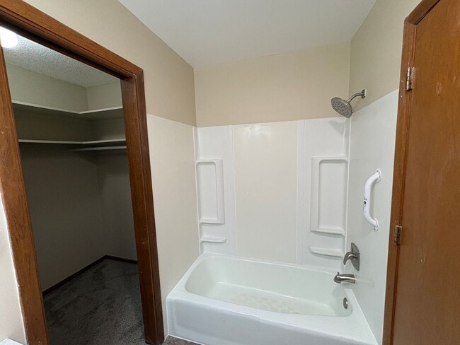 Building Photo - Available May 6th! Remodeled 1 bedroom unit