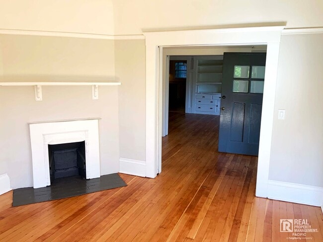 Building Photo - Spacious 4 Bedroom / 1.5 Bath near UC Campus