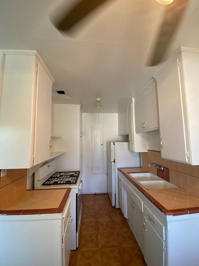 Building Photo - 1 Bedroom 1 Bath Apartment in Los Feliz!
