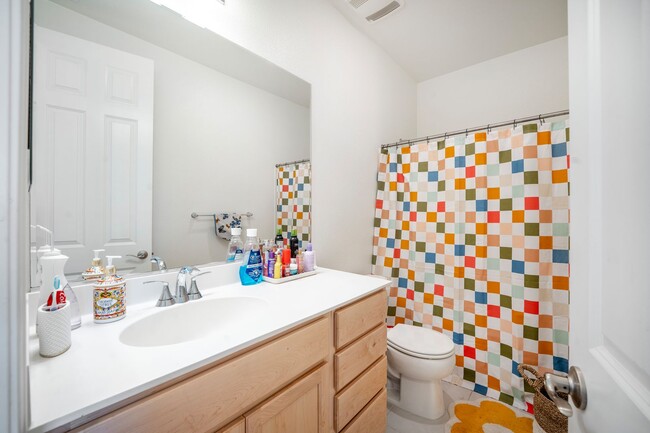 Building Photo - $3595.00 - Newer Large 3/2.5 Townhome in B...