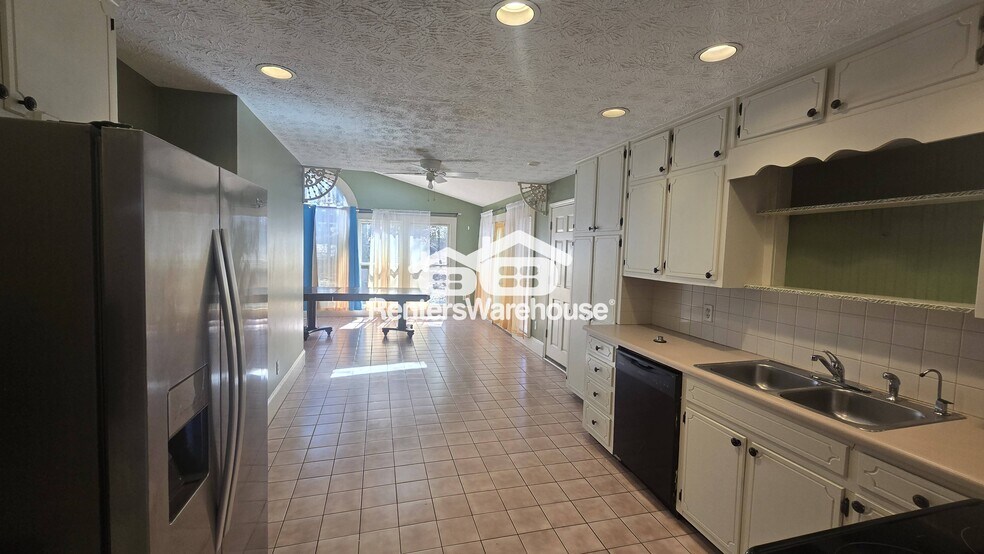 Building Photo - 891 Providence Dr