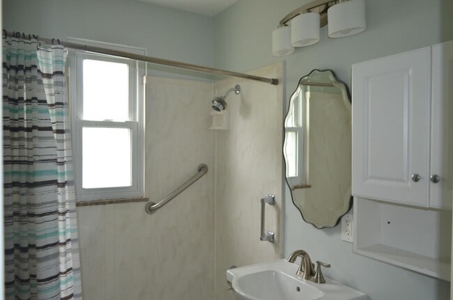 Building Photo - 582 Loveman Ave