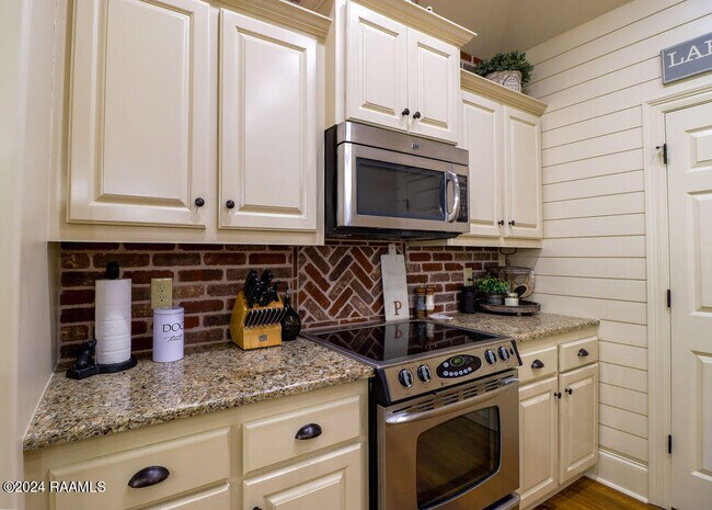Building Photo - 228 Crenshaw Dr