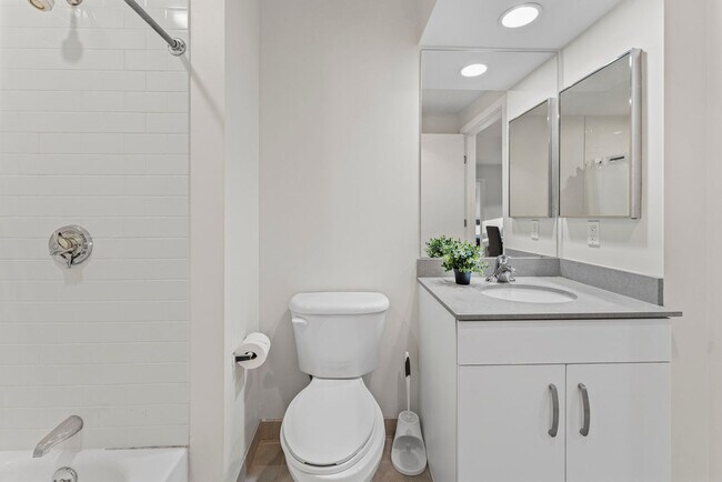 Building Photo - 601 Albany St