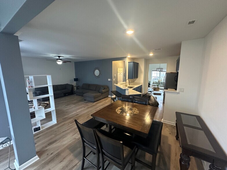 Building Photo - 4036 Holly Villa Cir