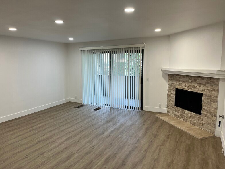 Building Photo - 8860 Villa La Jolla Dr