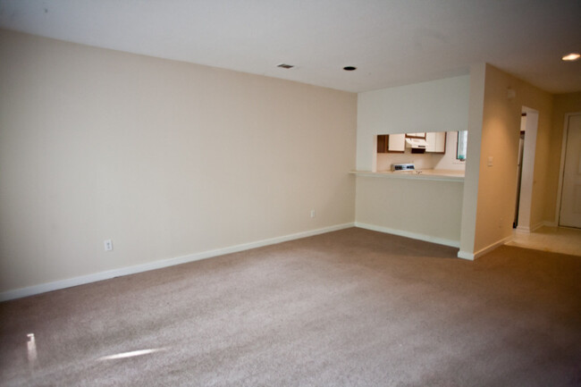 Building Photo - Wonderful 2BR garden apartment a few block...