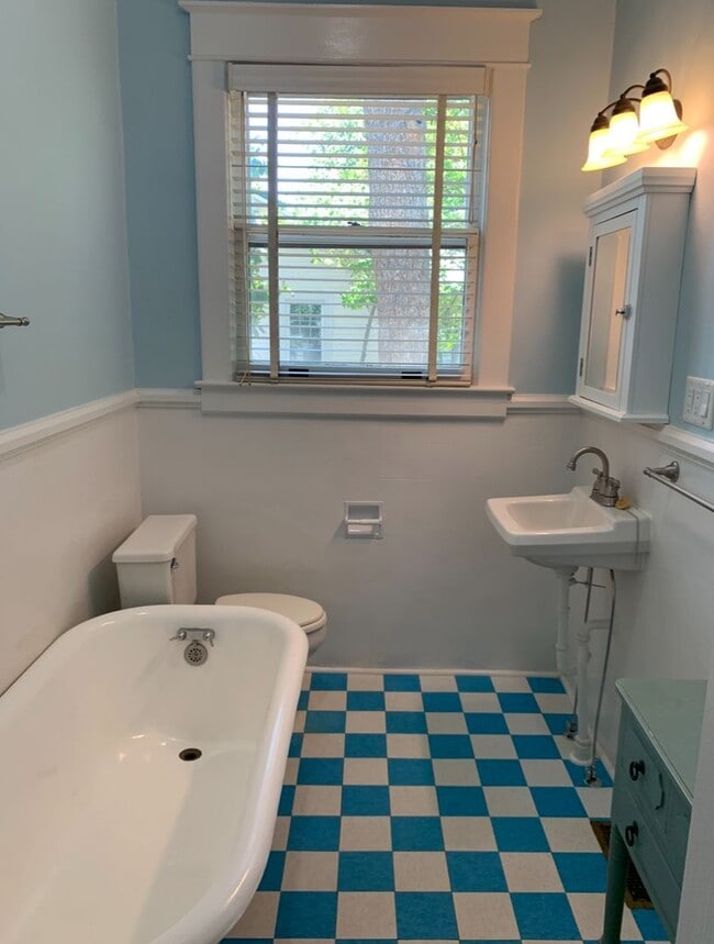 Building Photo - 110 N Hilliard St