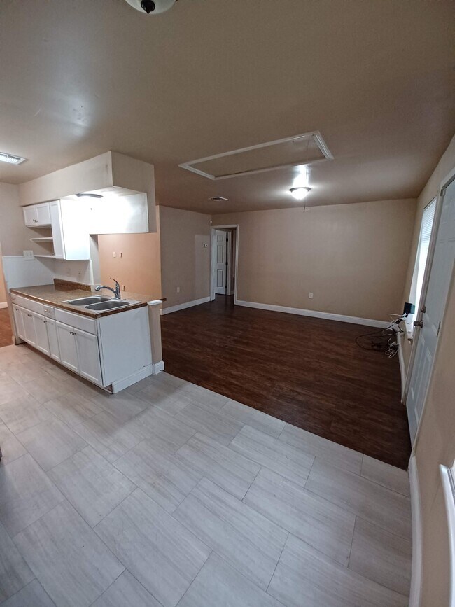 Building Photo - 5106 Dumore Dr