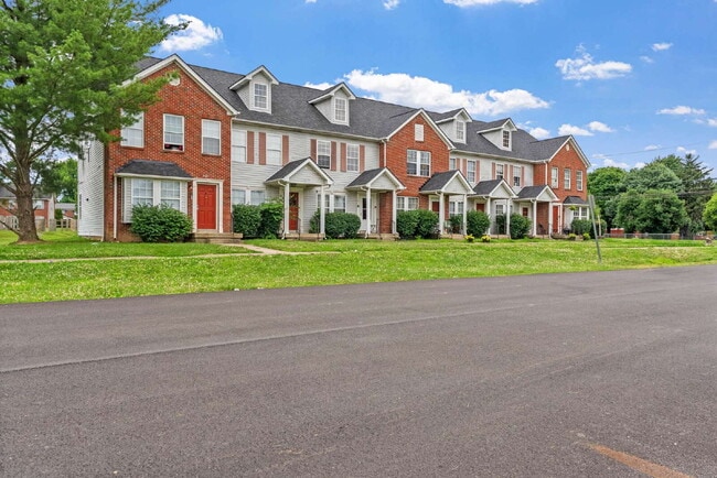 Building Photo - Charming Two Bedroom Townhome in South Louisville, Family-Friendly Neighborhood!