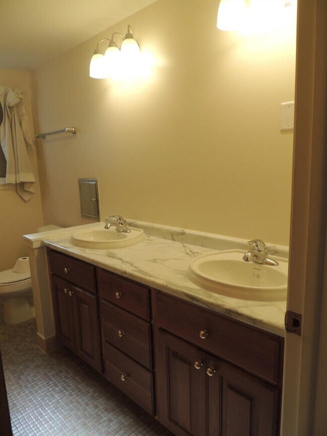 Building Photo - 2098 Yorktown Dr