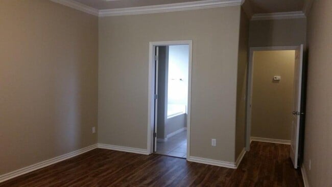 Building Photo - 603 SW Wallstone Rd