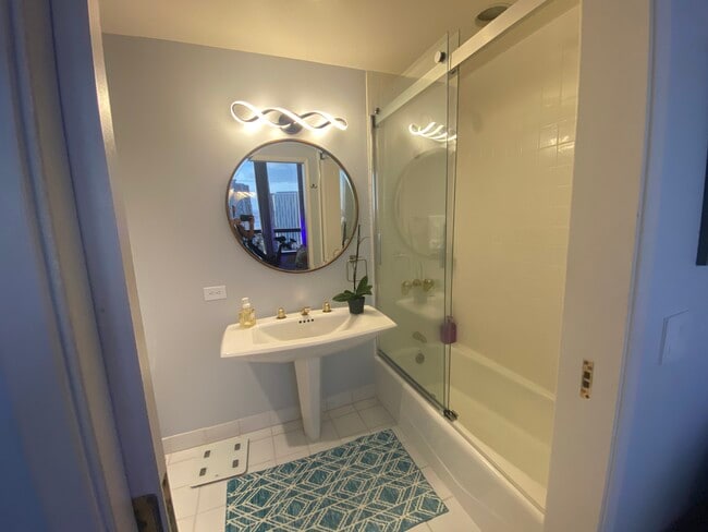 Building Photo - 725 Kapiolani Blvd