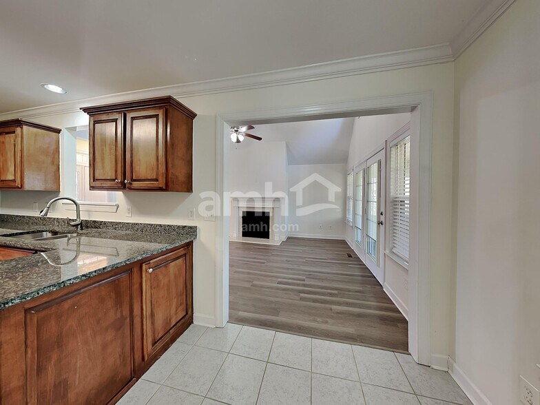 Building Photo - 560 Summit Way