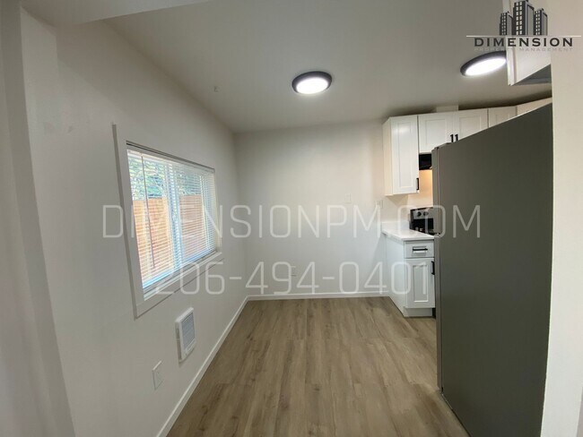 Building Photo - Newly Refreshed 2 Bed Duplex