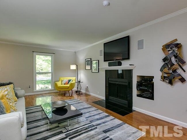 Building Photo - Gorgeous 3 Bedroom Home, Hardwood Floors, ...