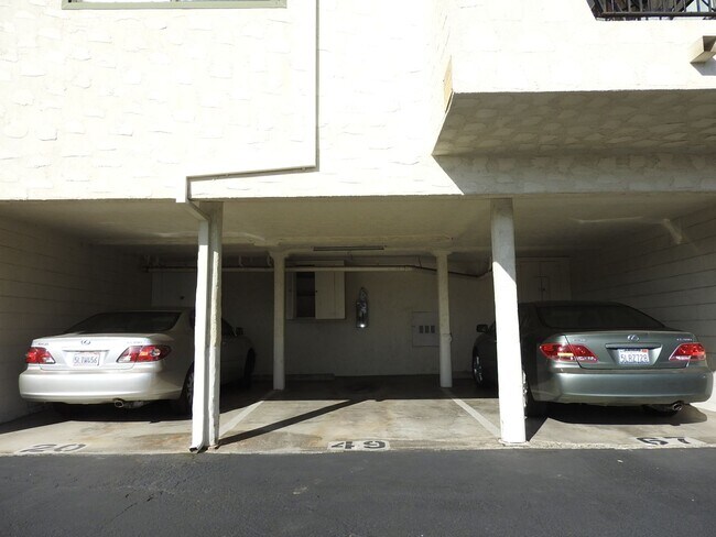 Building Photo - Lovely 2 bed 2bath with Stunning Views