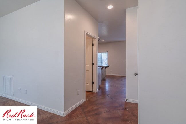 Building Photo - 3 Bedroom Townhome In Southgate Community