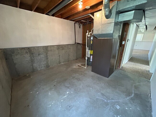 Building Photo - 5 Bed 2 Bath Home with 2 Car Attached Gara...