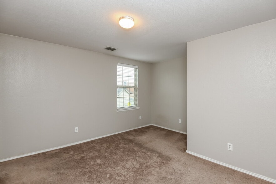 Building Photo - 815 Village Point Ln