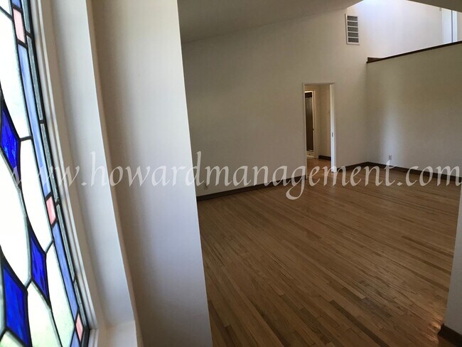 Building Photo - Two story home with newer central A/C in the Mar Vista Hills. Large kitchen, family room, and lar...