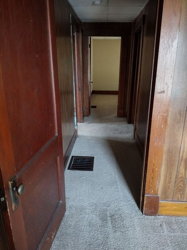 Building Photo - Two bedroom/one bathroom single family hou...