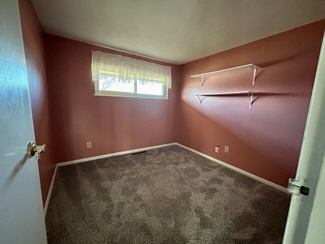 Building Photo - 3 bed 1 bath close to shopping, schools, parks and more!