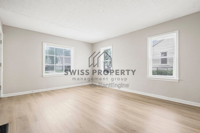 Building Photo - 1590 Vendome Dr S