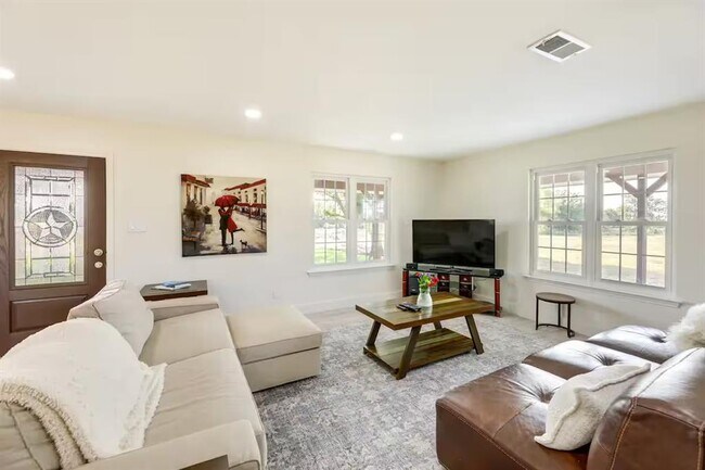 Building Photo - 1616 Co Rd 463