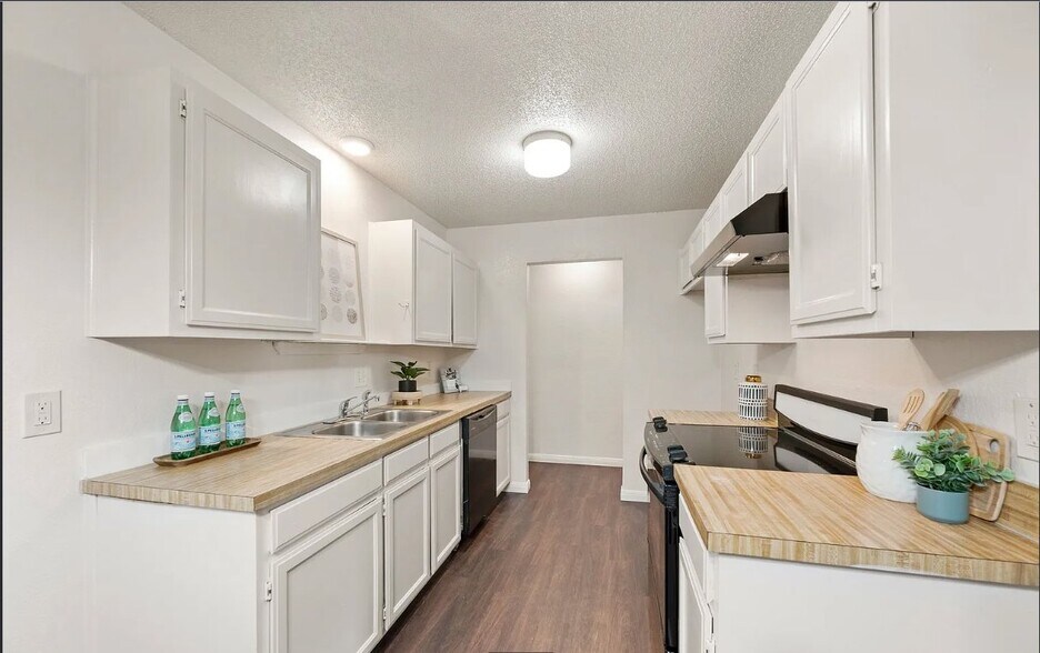 Building Photo - 6630 Parkview Ln