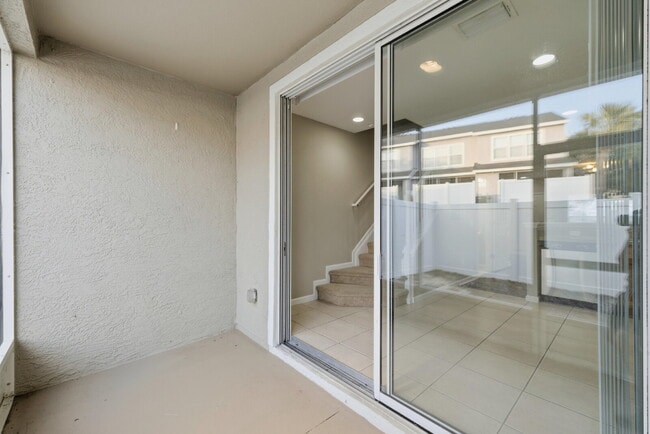 Building Photo - **Beautiful 2 Bd 2 1/2 bath Corner unit in Wynchase!!NO APPLICATION FEES