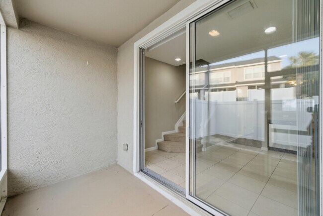 Building Photo - FREE DECEMBER**Beautiful 2 Bd 2 1/2 bath Corner unit in Wynchase!!NO APPLICATION FEES