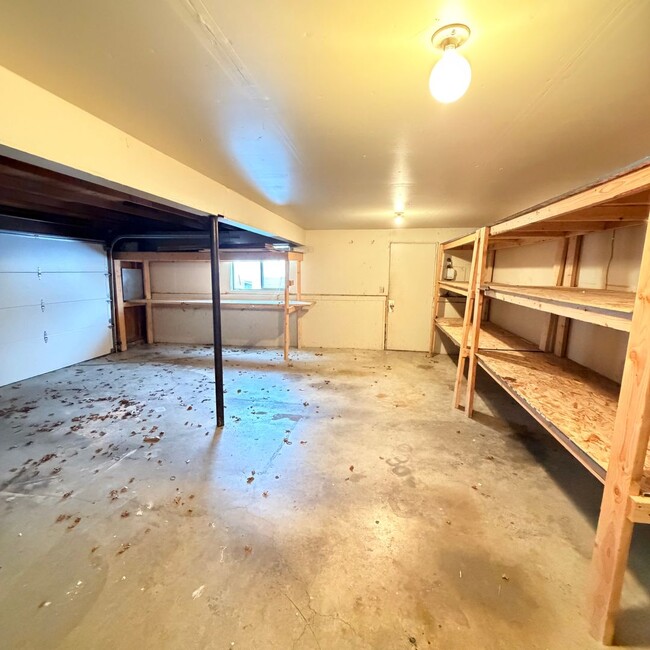 Building Photo - 906 Summit Dr