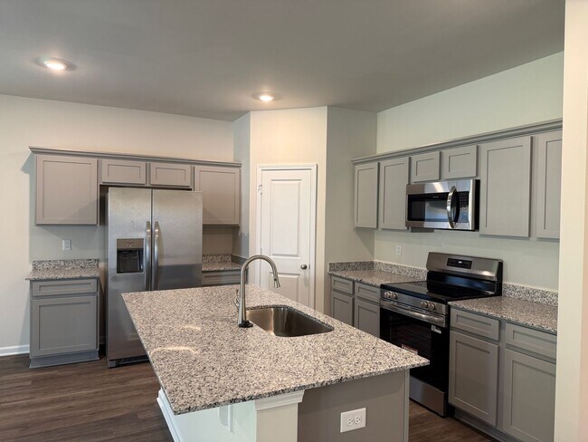 Building Photo - Lexington Townhouse - Call Lexington office for information 803-359-0793