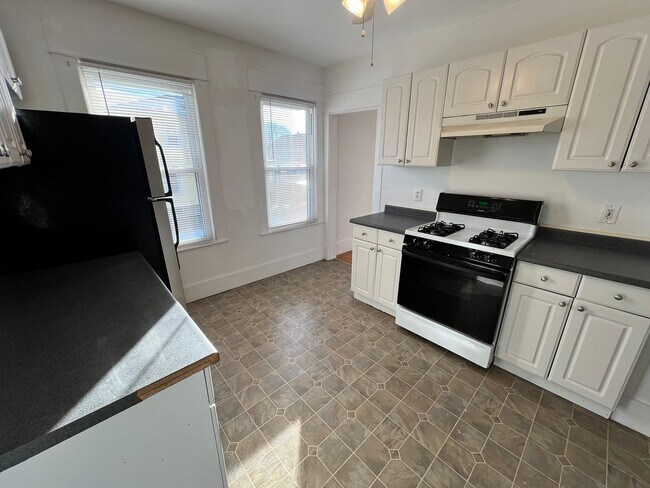 Building Photo - 25-27 Maple St