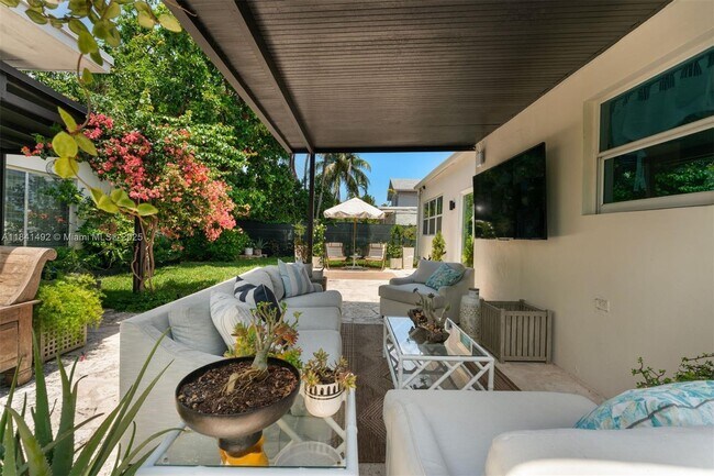 Building Photo - 1355 Biarritz Dr