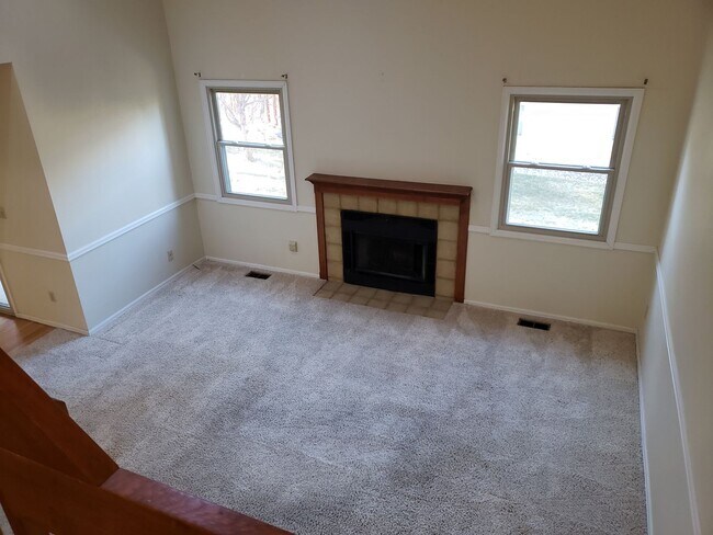 Building Photo - 2 BEDROOM, 2 1/2 BATH TOWNHOME W/2 CAR GAR...