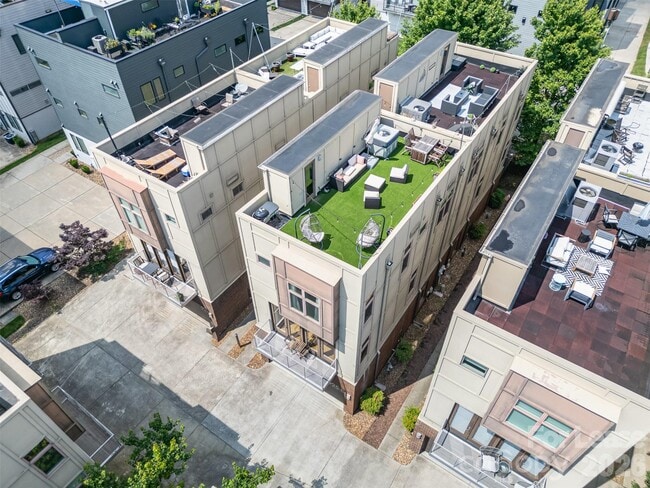 Building Photo - 925 Westbrook Dr