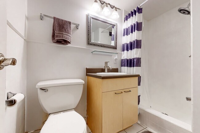 Building Photo - Available Now! Convenient Location in Waikiki