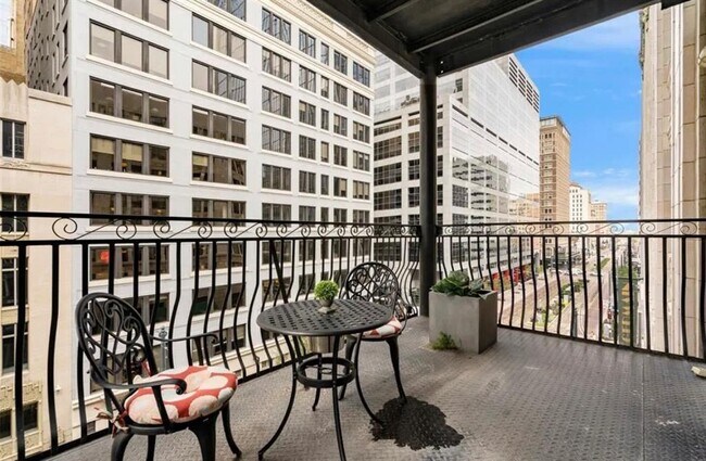 Building Photo - 711 Main St