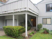 Building Photo - Scotts Valley Townhome with Garage!
