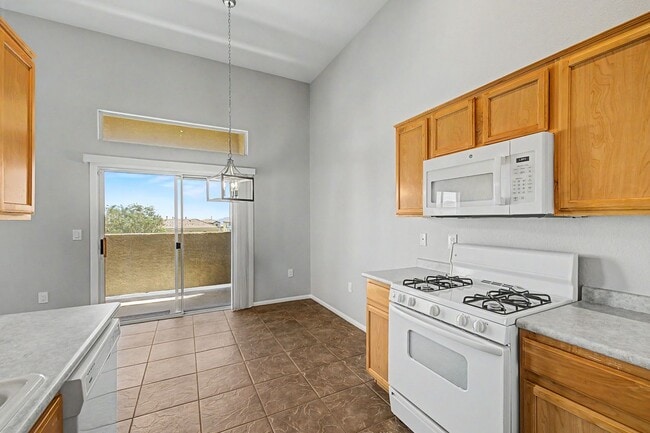 Building Photo - 2 BEDROOM CONDO WITH MOUNTAIN VIEWS!