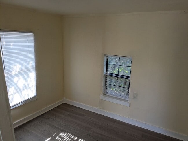 Building Photo - 2 Bed 1 Bath with Fenced Yard on Corner Lot