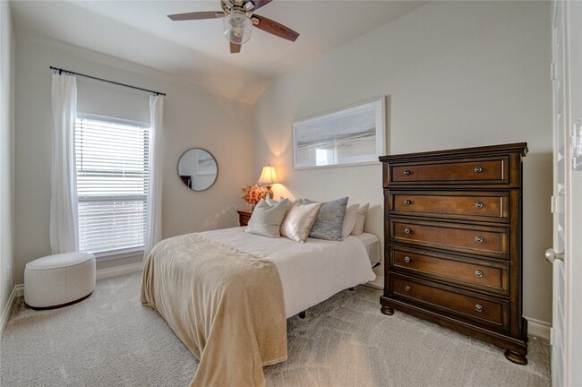 Building Photo - 1930 Creekwood Cv