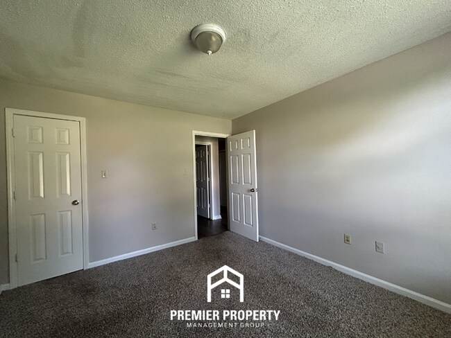 Building Photo - Large 5BR/3.5BA Home in 38125 | 2,541 Sq Ft, Vaulted Ceilings & Covered Patio