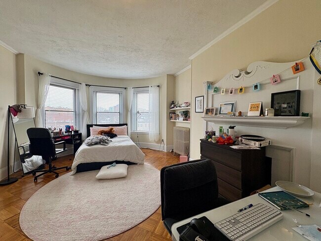 Building Photo - 914 Beacon St