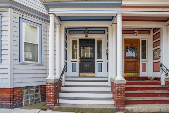 Building Photo - 759 E 7th St